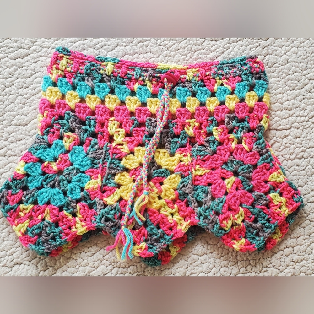 Xs handmade crochet skirt. / cover up. Waist 22 inches. Length 10 inches.
